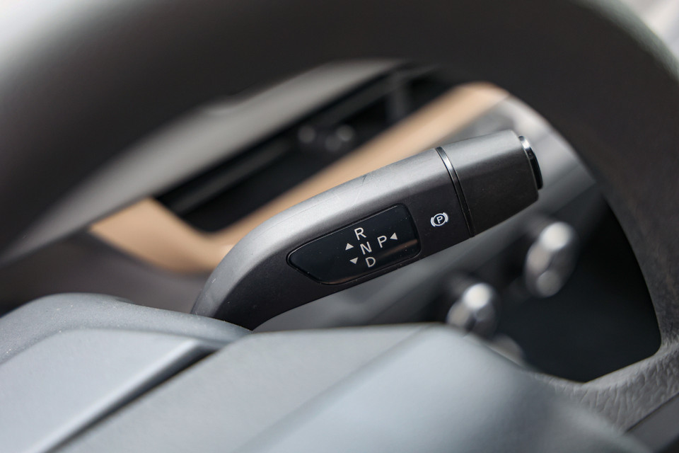 Cần số của VF3 tích hợp ở cần gạt bên phải vôlăng. Phanh tay được kích hoạt bằng nút P. (Ảnh: Minh Hiếu/Vietnam+)