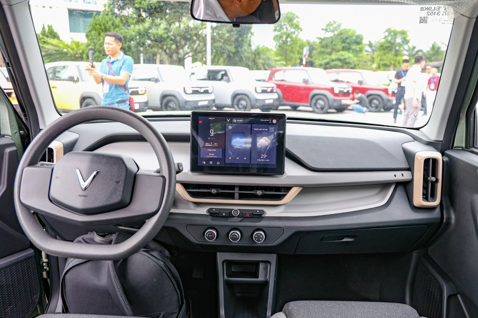 Bên trong khoang nội thất của xe cũng chỉnh chu và đầy đủ hơn phiên bản mẫu trước đó. VF3 được trang bị 1 hệ thống túi khí cho hàng ghế trước và tính năng khóa động cơ khi có trộm. Xe cũng được trang bị tính năng hỗ trợ đỗ sau, camera lùi, màn hình, giọng nói... (Ảnh: Minh Hiếu/Vietnam+)