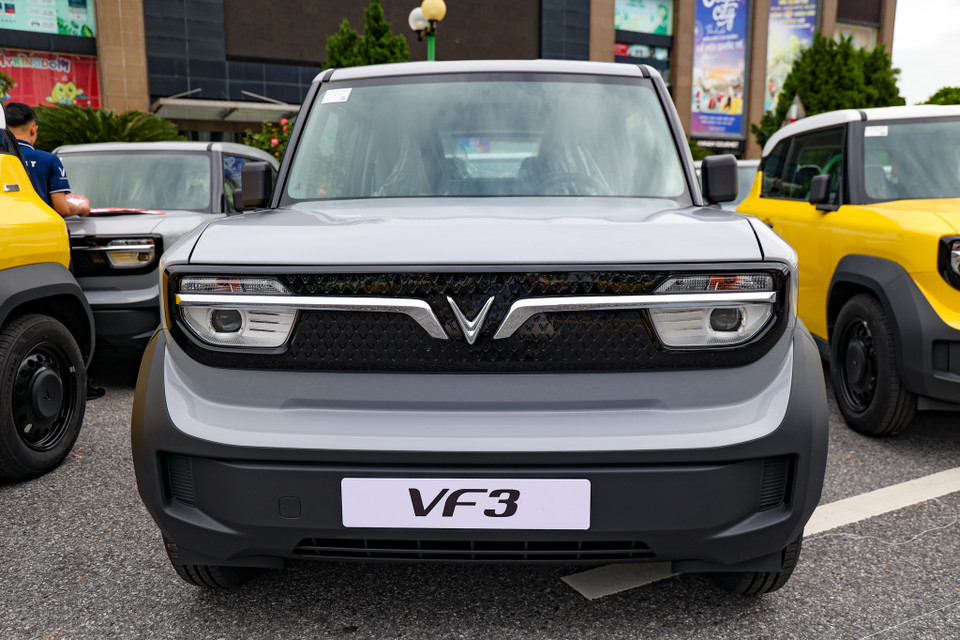 VinFast VF 3 có thể sản sinh công suất tối đa 42 mã lực và mô-men xoắn 110 Nm, giúp mẫu xe này có thể di chuyển với tốc độ tối đa 100km/h với điều kiện pin trên 50% và có thể chạy trong mọi điều kiện thời tiết khác nhau. Với những thông số trên, VF 3 có thể tăng tốc từ 0 lên 50km/h trong 5,3 giây và tăng tốc từ 0 lên 100km/h trong 19,3 giây. (Ảnh: Minh Hiếu/Vietnam+)