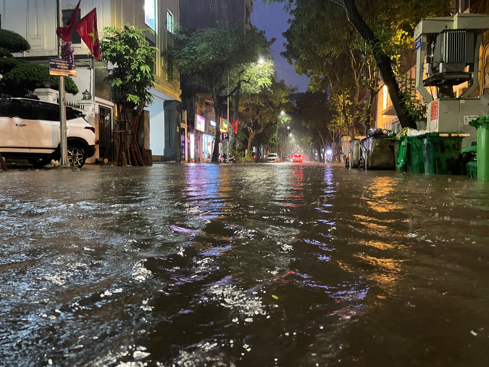 Cơn mưa lớn bất chợt tối 13/8 đã khiến nhiều tuyến phố trên địa bàn Thủ đô bị ngập úng cục bộ, ảnh hưởng đến việc di chuyển của người dân. (Ảnh: Minh Hiếu/Vietnam+)