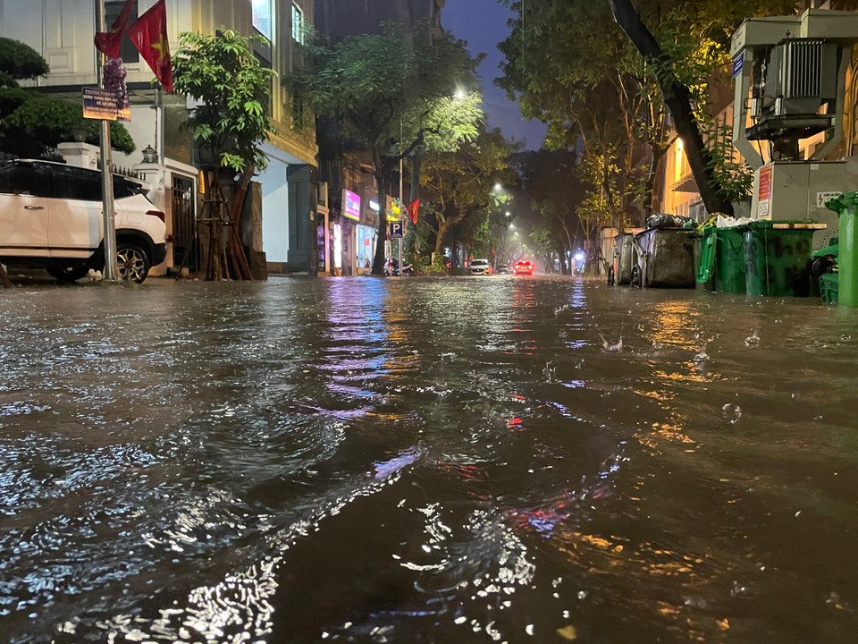 Theo ghi nhận, mưa lớn liên tục đã làm một số tuyến phố ngập úng từ 200-300mm. (Ảnh: Minh Hiếu/Vietnam+)
