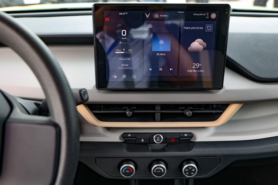 VF3 lắp màn hình cảm ứng 10inch ở táplô, là nơi điều khiển hầu hết các chức năng trên xe. Kích thước màn hình của VF 3 thậm chí lớn nhiều mẫu xe ở phân khúc cao hơn như cỡ B, C, D. (Ảnh: Minh Hiếu/Vietnam+)