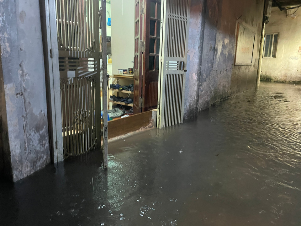 Một số hộ gia đình đã thực hiện các biện pháp che chắn để nước mưa không tràn vào trong nhà. (Ảnh: Minh Hiếu/Vietnam+)