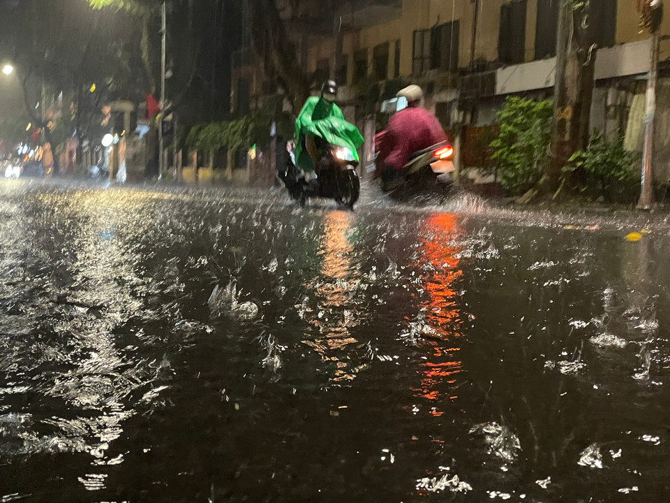 Ngập úng tại tuyến phố Hàng Chuối (quận Hai Bà Trưng). (Ảnh: Minh Hiếu/Vietnam+)