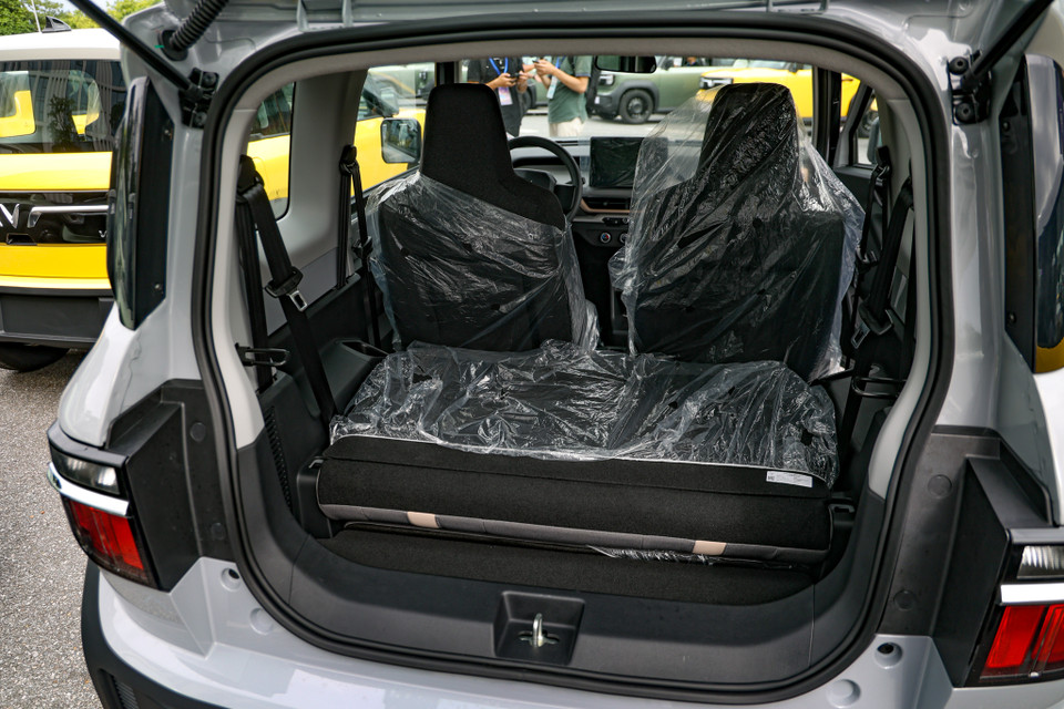 Vì là xe phân khúc mini nên diện tích cốp sau nhỏ. Tuy nhiên nếu gập lại 2 hàng ghế sau cho diện tích để đồ khá ổn. (Ảnh: Minh Hiếu/Vietnam+)