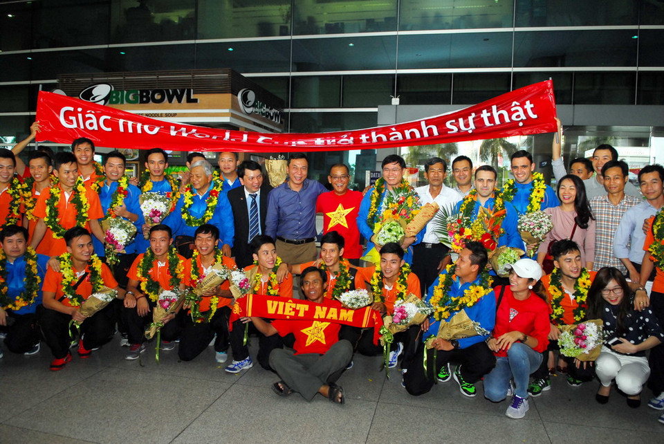 Tại Vòng chung kết Futsal châu Á năm 2016 diễn ra tại Uzbekistan vừa qua, đội tuyển Futsal Việt Nam đã gây bất ngờ lớn khi đánh bại đương kim vô địch Nhật Bản tại tứ kết và trở thành 1 trong 5 đội Futsal của châu Á vào Vòng chung kết Futsal thế giới. (Ảnh: Mạnh Linh/TTXVN)