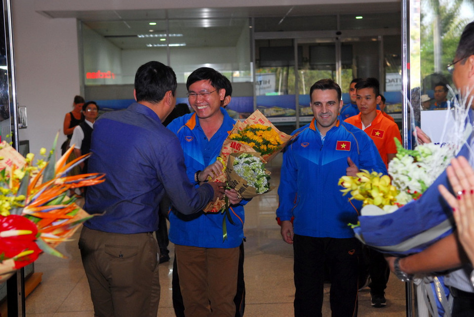Các cầu thủ tuyển futsal Việt Nam trong vòng tay người hâm mộ. (Ảnh: Mạnh Linh/TTXVN)