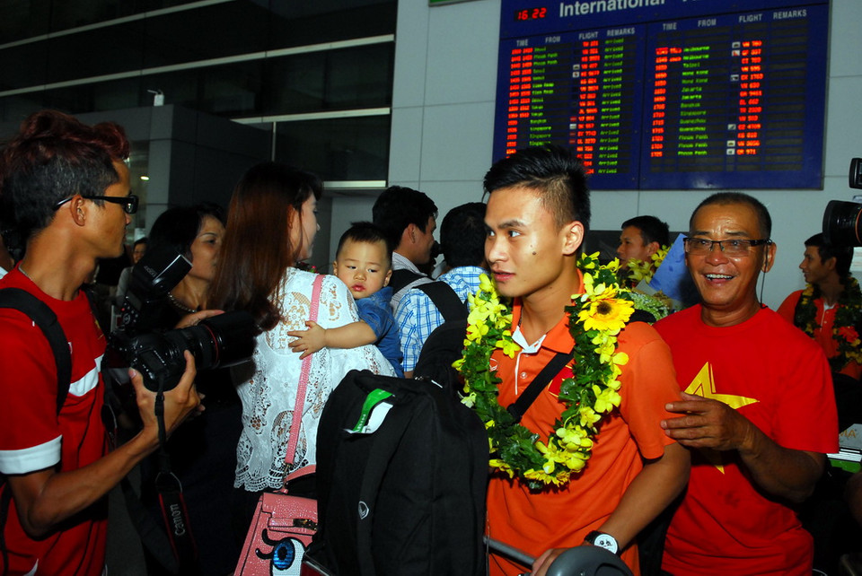 Các cầu thủ tuyển futsal Việt Nam trong vòng tay người hâm mộ. (Ảnh: Mạnh Linh/TTXVN)