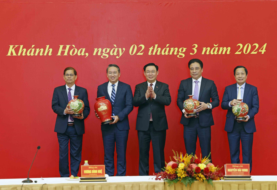 Chủ tịch Quốc hội Vương Đình Huệ tặng quà lưu niệm cho lãnh đạo tỉnh Khánh Hoà. (Ảnh: Nhan Sáng/TTXVN)
