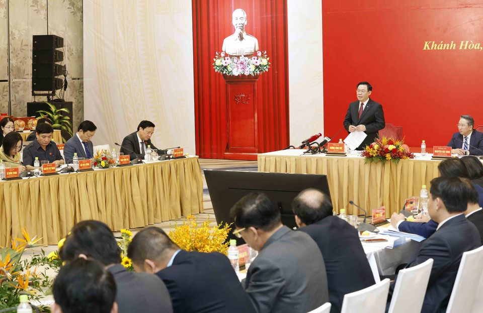 Chủ tịch Quốc hội Vương Đình Huệ phát biểu tại buổi làm việc. (Ảnh: Nhan Sáng/TTXVN)