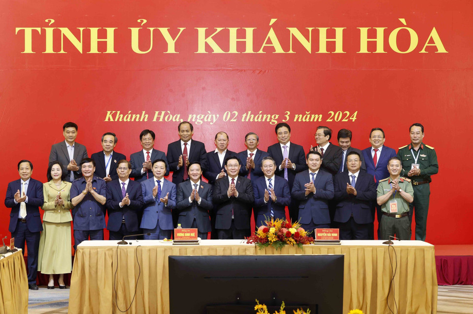 Chủ tịch Quốc hội Vương Đình Huệ với Ban Thường vụ Tỉnh ủy Khánh Hòa. (Ảnh: Nhan Sáng/TTXVN)