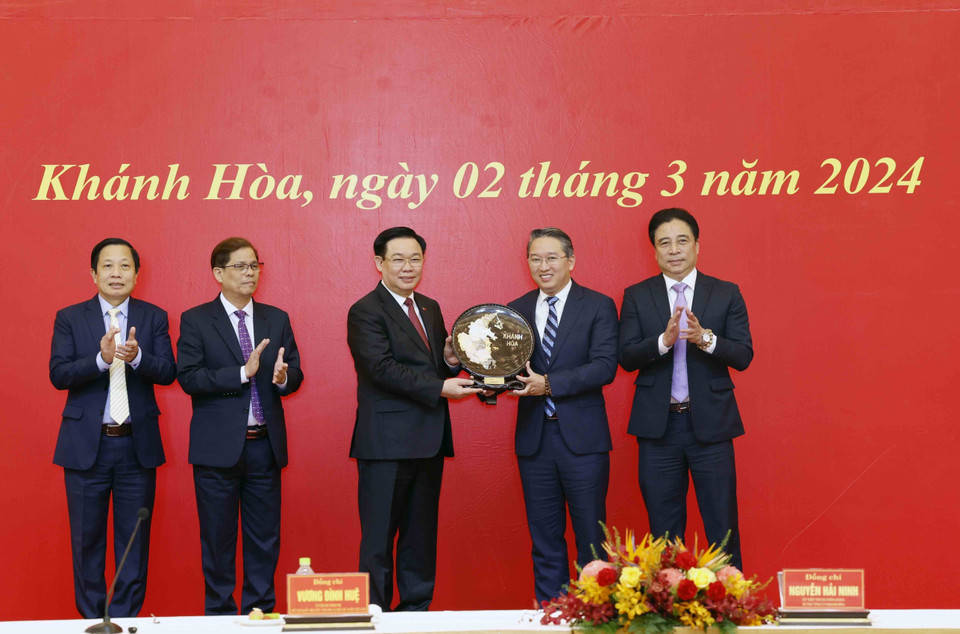 Lãnh đạo tỉnh Khánh Hoà tặng quà lưu niệm cho Chủ tịch Quốc hội Vương Đình Huệ. Ảnh: Nhan Sáng-TTXVN