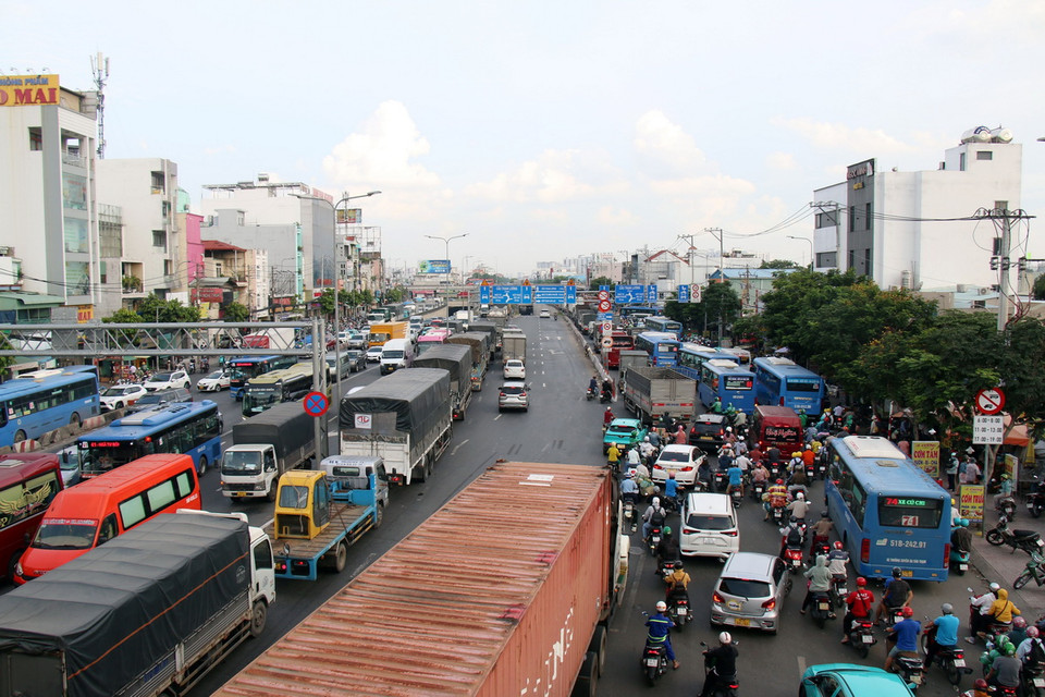 Lượng phương tiện tăng cao khiến khu vực trước Bến xe An Sương ùn tắc kéo dài. (Ảnh: Tiến Lực/TTXVN)