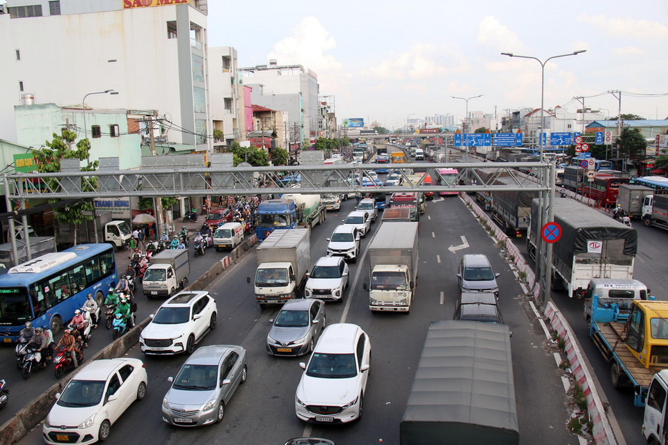 Hàng ngàn phương tiện nối đuôi nhau trên Quốc lộ 22, đoạn qua Bến xe An Sương. (Ảnh: Tiến Lực/TTXVN)