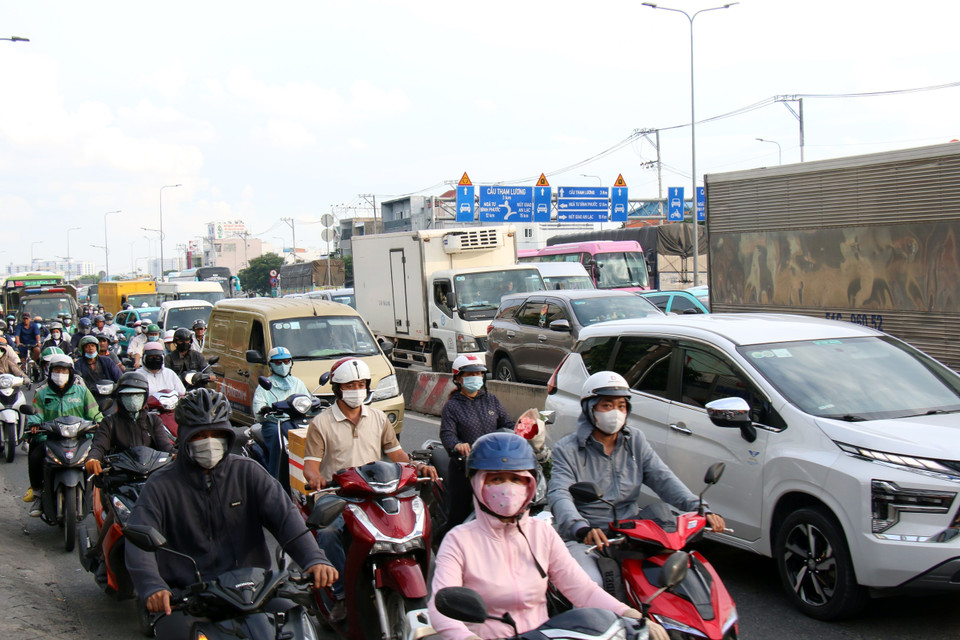 Người dân lưu thông khó khăn qua khu vực nút giao An Sương. (Ảnh: Tiến Lực/TTXVN)