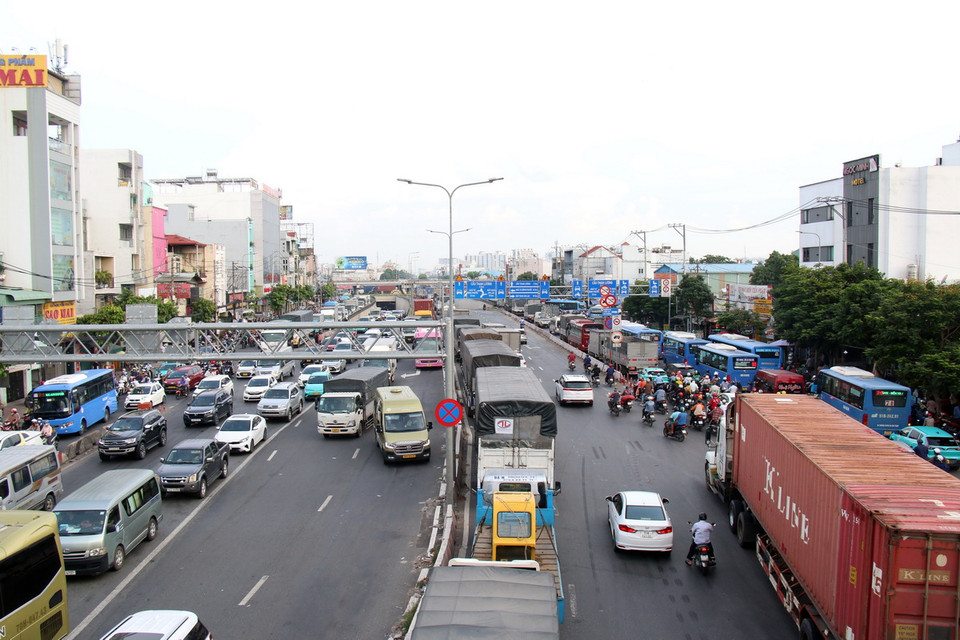 Lượng phương tiện tăng cao khiến khu vực trước Bến xe An Sương ùn tắc kéo dài. (Ảnh: Tiến Lực/TTXVN)