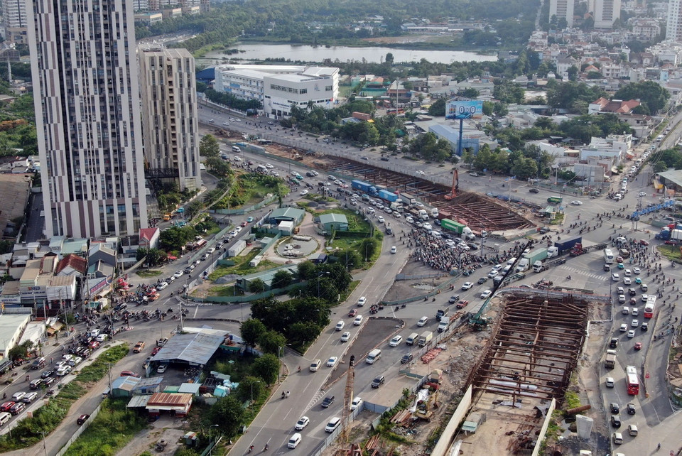 Khu vực nút giao An Phú, hàng ngàn phương tiện nối đuôi nhau di chuyển khó khăn. (Ảnh: TTXVN phát)