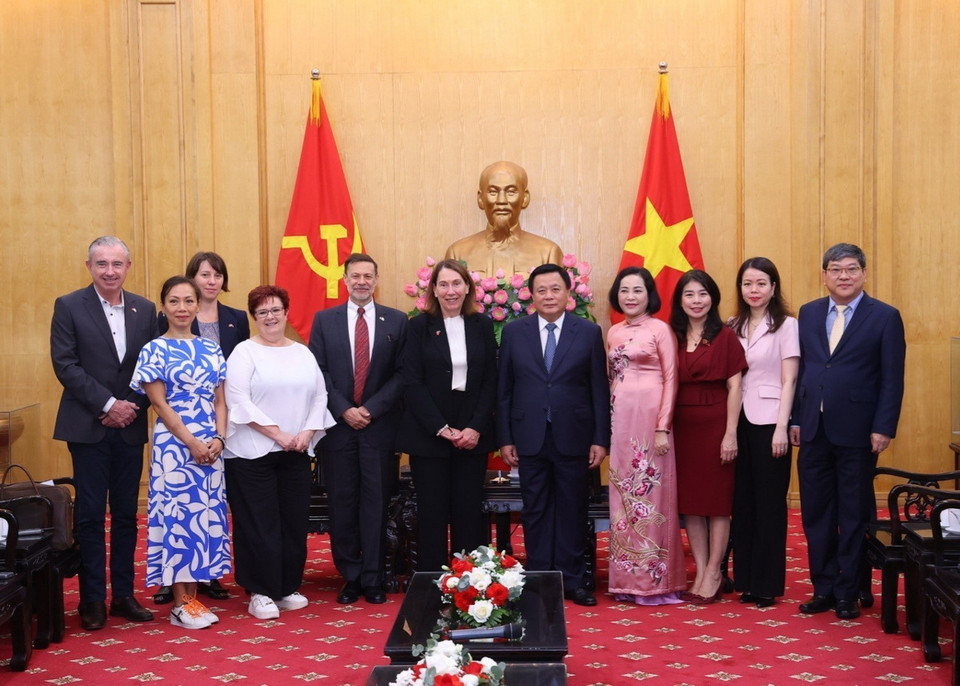 Chủ tịch Thượng viện Australia Sue Lines và GS.TS Nguyễn Xuân Thắng, Ủy viên Bộ Chính trị, Giám đốc Học viện Chính trị quốc gia Hồ Chí Minh, Chủ tịch Hội đồng Lý luận Trung ương cùng các đại biểu. (Ảnh: Văn Điệp/TTXVN)