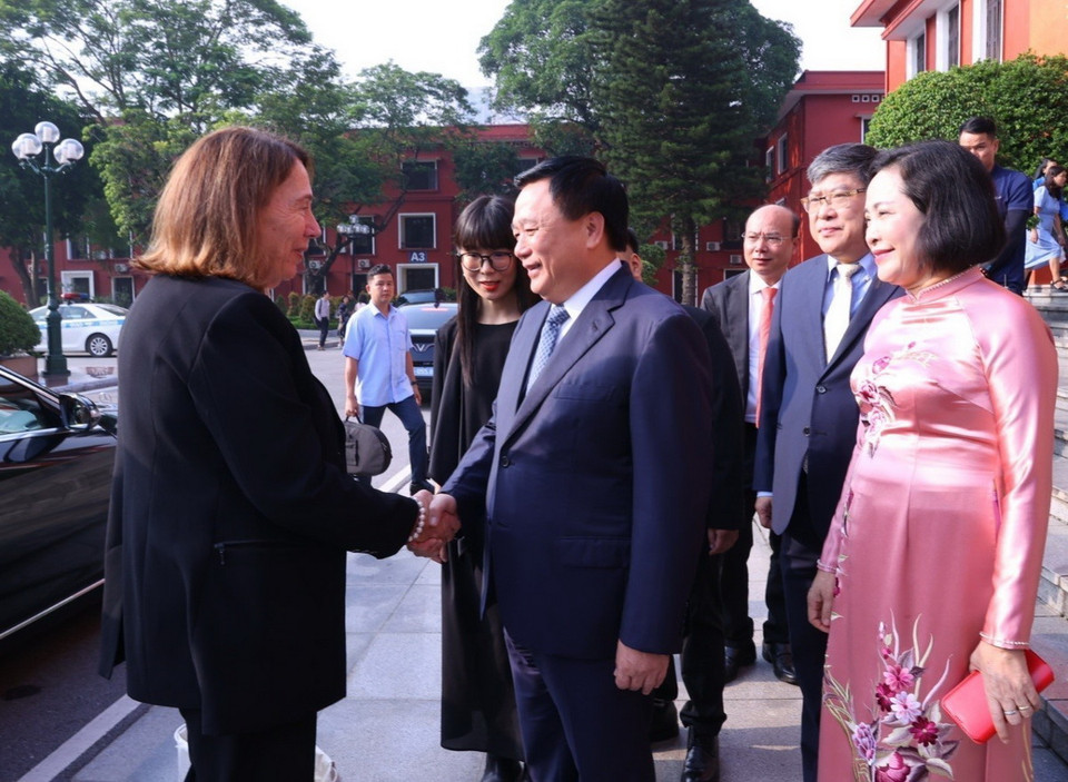 GS.TS Nguyễn Xuân Thắng, Ủy viên Bộ Chính trị, Giám đốc Học viện Chính trị quốc gia Hồ Chí Minh, Chủ tịch Hội đồng Lý luận Trung ương đón Chủ tịch Thượng viện Australia Sue Lines. (Ảnh: Văn Điệp/TTXVN)