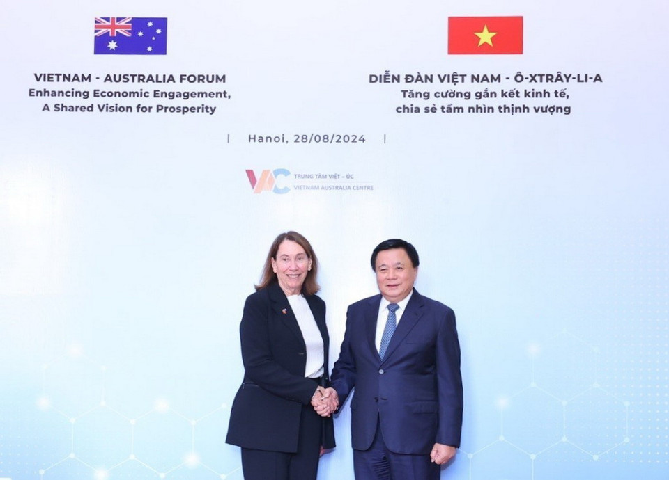 Chủ tịch Thượng viện Australia Sue Lines và GS.TS Nguyễn Xuân Thắng, Ủy viên Bộ Chính trị, Giám đốc Học viện Chính trị quốc gia Hồ Chí Minh, Chủ tịch Hội đồng Lý luận Trung ương dự Diễn đàn. (Ảnh: Văn Điệp/TTXVN)
