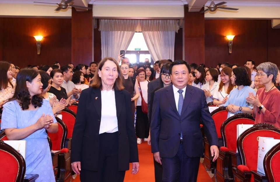 Chủ tịch Thượng viện Australia Sue Lines và GS.TS Nguyễn Xuân Thắng, Ủy viên Bộ Chính trị, Giám đốc Học viện Chính trị quốc gia Hồ Chí Minh, Chủ tịch Hội đồng Lý luận Trung ương dự Diễn đàn. (Ảnh: Văn Điệp/TTXVN)