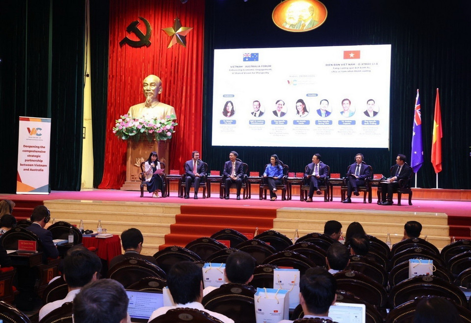 Chủ tịch Thượng viện Australia Sue Lines và GS.TS Nguyễn Xuân Thắng, Ủy viên Bộ Chính trị, Giám đốc Học viện Chính trị quốc gia Hồ Chí Minh, Chủ tịch Hội đồng Lý luận Trung ương, Phó Chủ Quốc hội Nguyễn Thị Thanh cùng hơn 600 đại biểu dự diễn đàn. (Ảnh: Văn Điệp/TTXVN)