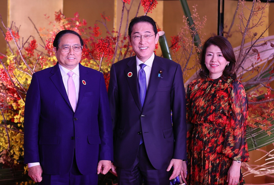 Thủ tướng Nhật Bản Kishida Fumio và Phu nhân đón Thủ tướng Phạm Minh Chính. (Ảnh: Dương Giang/TTXVN)