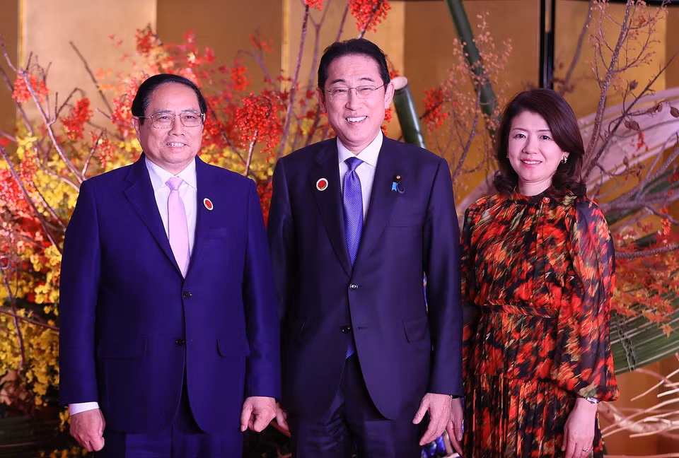 Thủ tướng Nhật Bản Kishida Fumio và Phu nhân đón Thủ tướng Phạm Minh Chính. (Ảnh: Dương Giang/TTXVN)