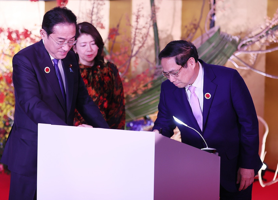 Thủ tướng Phạm Minh Chính ghi lưu bút tại buổi lễ. (Ảnh: Dương Giang/TTXVN)