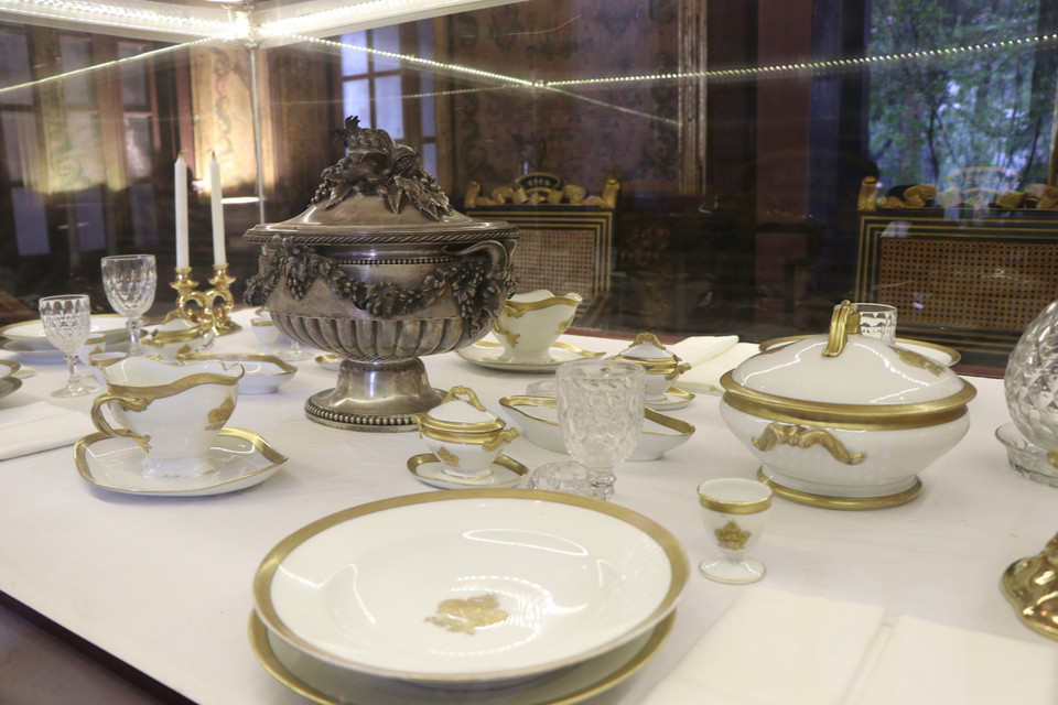 Nhiều hiện vật sinh hoạt hàng ngày của hoàng gia được trưng bày trong Cung An Định. (Ảnh: Đỗ Trưởng/TTXVN)