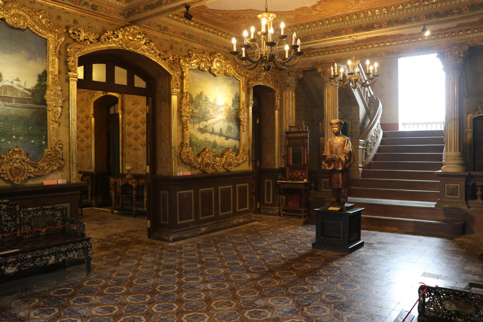 Không gian căn phòng chính giữa ở tầng một của Cung An Định. (Ảnh: Đỗ Trưởng/TTXVN)