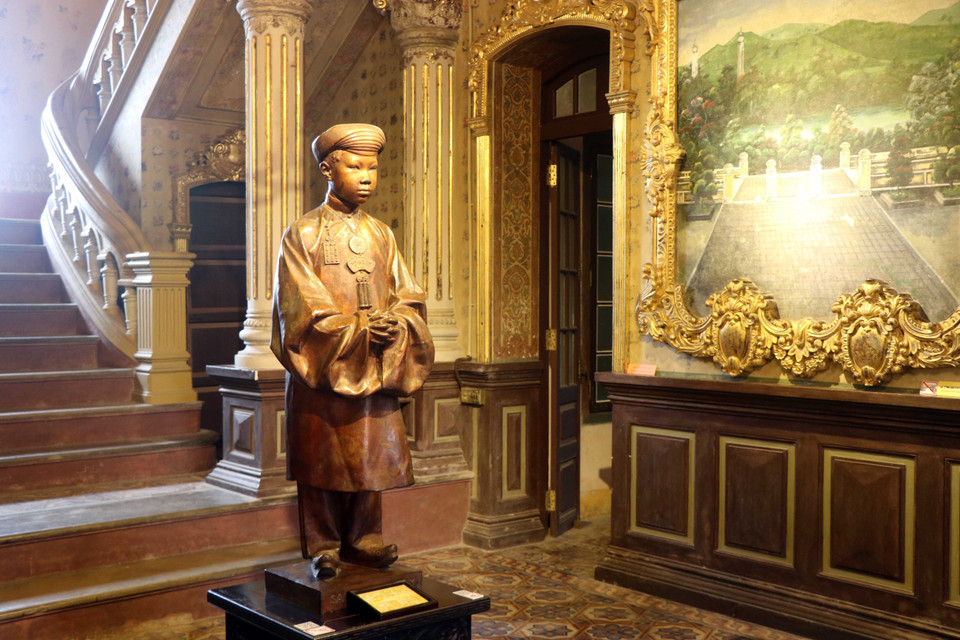 Bức tượng Hoàng Thái tử Nguyễn Phúc Vĩnh Thuỵ (vua Bảo Đại) trong Cung An Định. (Ảnh: Đỗ Trưởng/TTXVN)