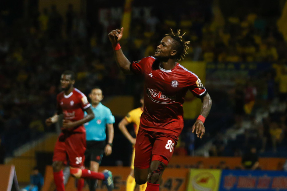 Phút 63, Victor Mansary nâng đôi cách biệt cho đội khách sau một tình huống lộn xộn trong vòng cấm. (Ảnh: Nguyên An/Vietnam+)