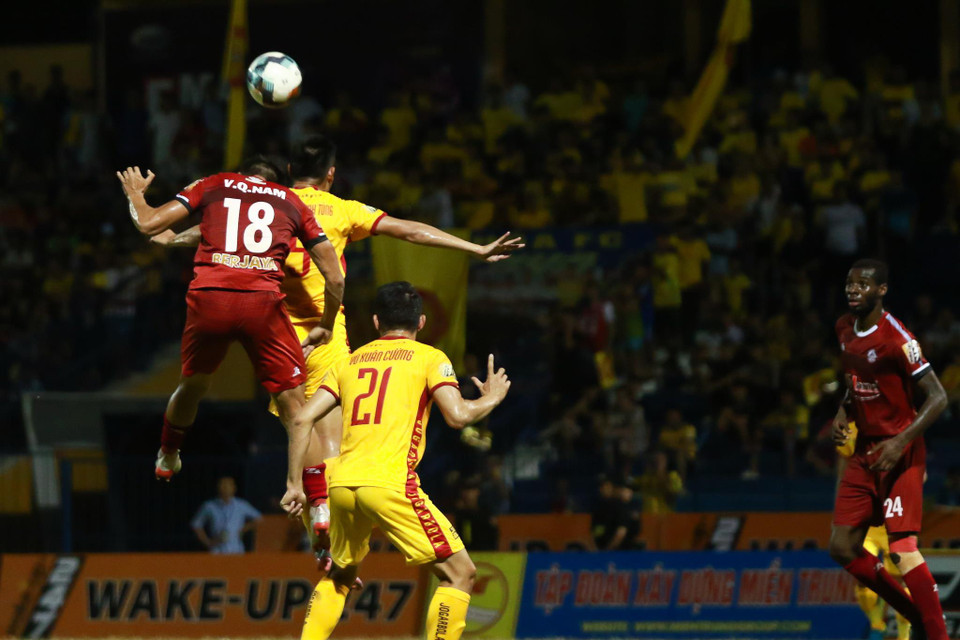 Nhưng đó chưa phải bàn thắng cuối cùng của trận đấu. Những phút bù giờ cuối cùng, Thanh Hóa có bàn gỡ hòa 3-3 sau cú đánh đầu của Minh Tùng, khép lại trận đấu với cơn 'mưa bàn thắng.' (Ảnh: Nguyên An/Vietnam+)