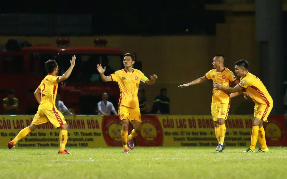 Nhưng chỉ ít phút sau, Thanh Hóa có bàn thắng rút ngắn tỷ số nhờ pha lập công của Đình Tùng. (Ảnh: Nguyên An/Vietnam+)