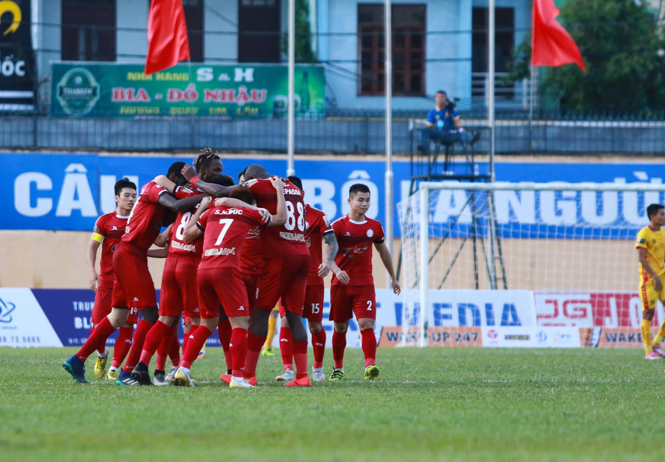 Thành phố Hồ Chí Minh là đội nhập cuộc tốt hơn đối thủ với bàn thắng từ phút thứ 3 của Vũ Anh Tuấn sau cú dứt điểm má ngoài đẹp mắt, đưa bóng vào góc xa khung thành. (Ảnh: Nguyên An/Vietnam+)