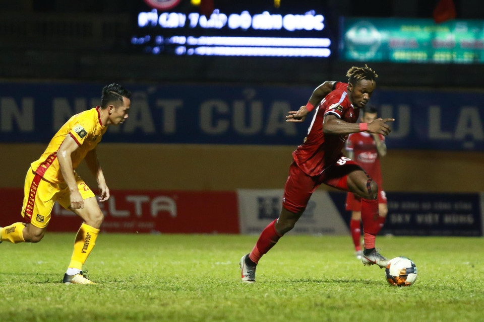 Tuy nhiên, Thành phố Hồ Chí Minh không kém cạnh. Với hàng tiền vệ tốt và các tiền đạo ngoại binh vượt trội, họ khiến khung thành đối phương nhiều lần gặp nguy hiểm. (Ảnh: Nguyên An/Vietnam+)