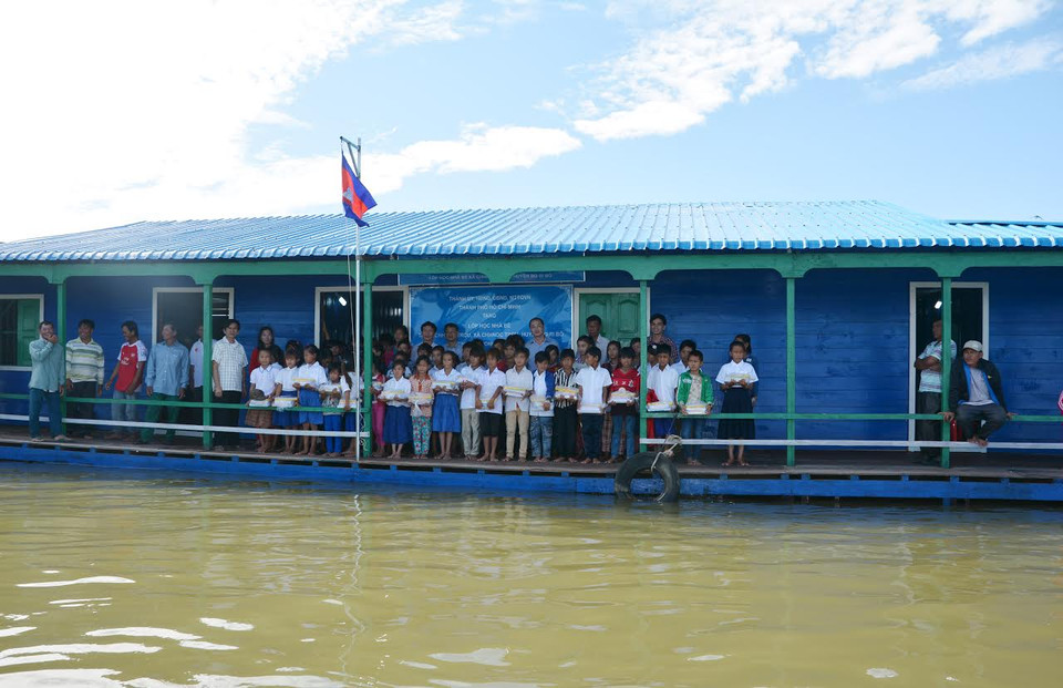 Các em học sinh kiều bào tại ngôi trường nổi tiễn chào đoàn công tác. (Nguyễn Lâm/Vietnam+)
