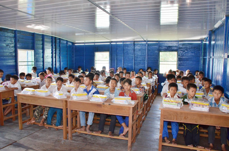 Học sinh con em kiều bào nhận quà tặng. (Nguyễn Lâm/Vietnam+)