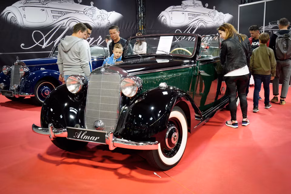 Mẫu ôtô cổ của hãng Mercedes-Benz được trưng bày tại triển lãm (Ảnh: THX/TTXVN)