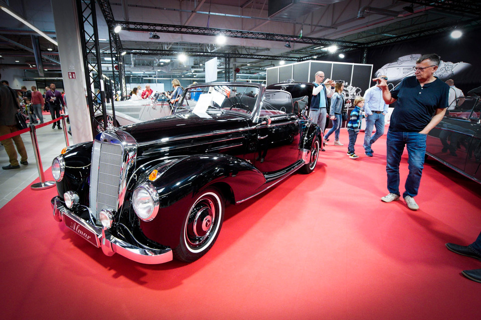 Mẫu ôtô cổ Mercedes-Benz được trưng bày tại triển lãm (Ảnh: THX/TTXVN)