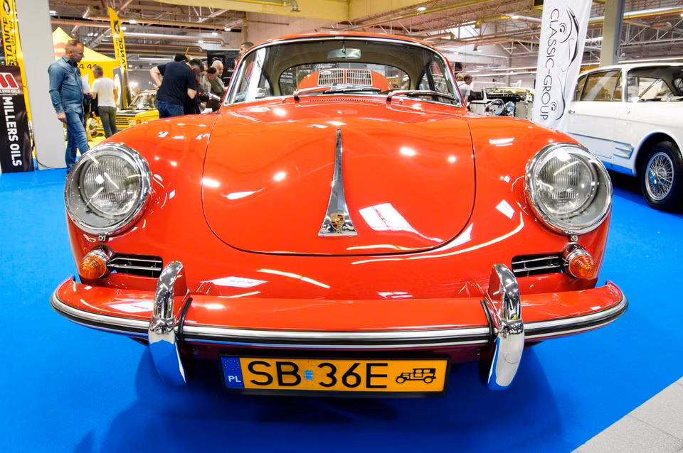 Chiếc ôtô cổ Porsche 356 được trưng bày tại triển lãm (Ảnh: THX/TTXVN)