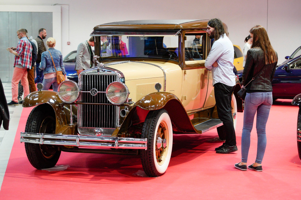 Mẫu ôtô cổ được phục chế tại triển lãm. (Ảnh: THX/TTXVN)