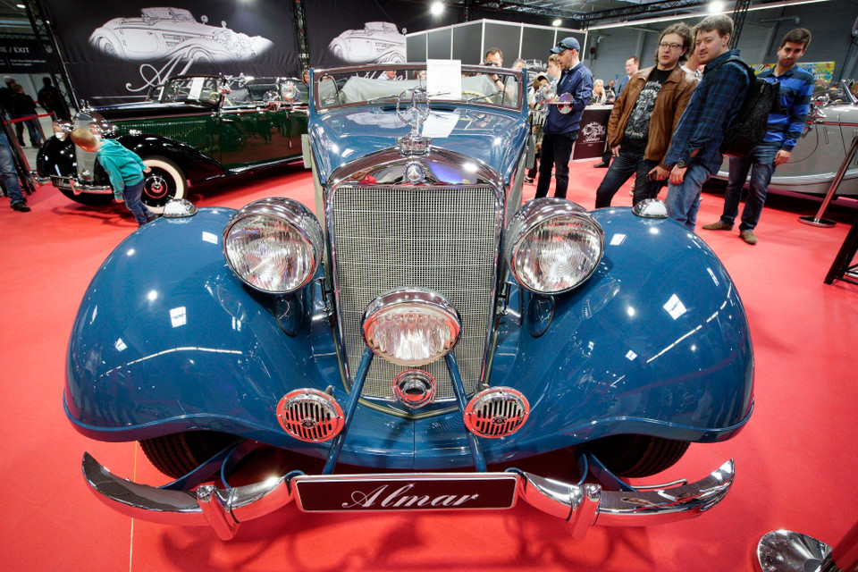 Một mẫu xe cổ của hãng Mercedes-Benz được trưng bày tại triển lãm. (Ảnh: THX/TTXVN)