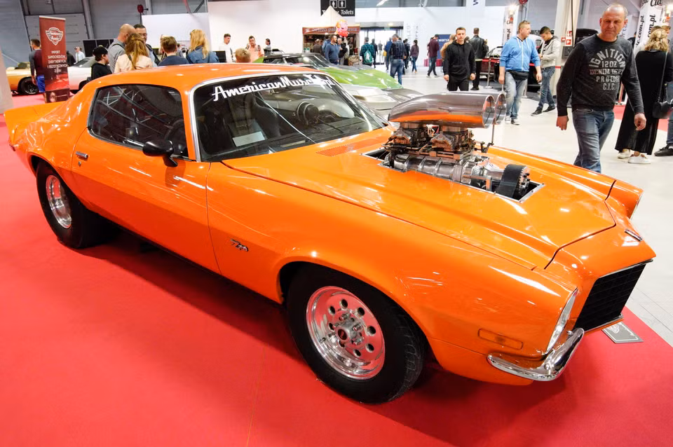 Mẫu ôtô cổ Chevrolet Camaro được trưng bày tại triển lãm (Ảnh: THX/TTXVN)