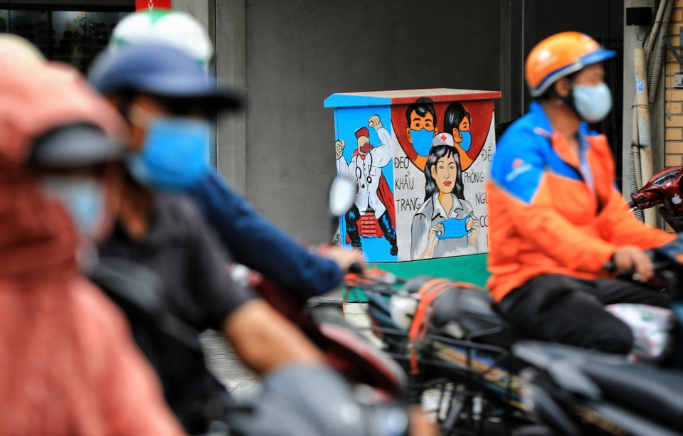 Những bức tranh cổ động được thực hiện trên các bốt điện ở các góc phố đã thu hút được sự chú ý của người dân đi qua khu vực này. (Ảnh: Thành Đạt/TTXVN)