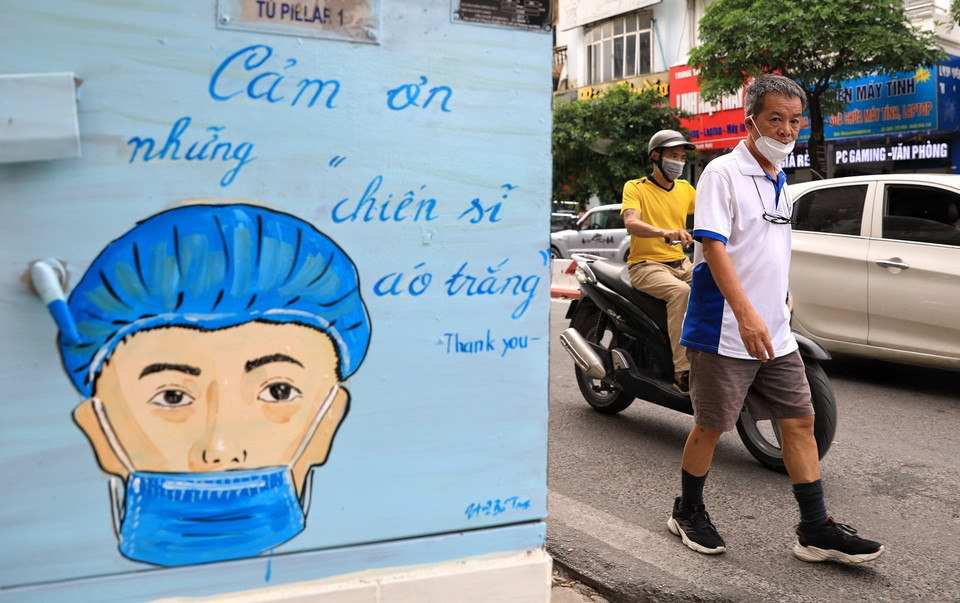 Những lời chúc, lời cảm ơn gửi tới các y bác sĩ đang ngày đêm chiến đấu đẩy lùi dịch bệnh. (Ảnh: Thành Đạt/TTXVN)