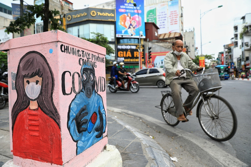 Những bức tranh cổ động trên bốt điện này ngoài vẻ đẹp đô thị còn có tác dụng tuyên truyền đến những người dân chưa thực hiện đúng quy định 5K. (Ảnh: Thành Đạt/TTXVN)