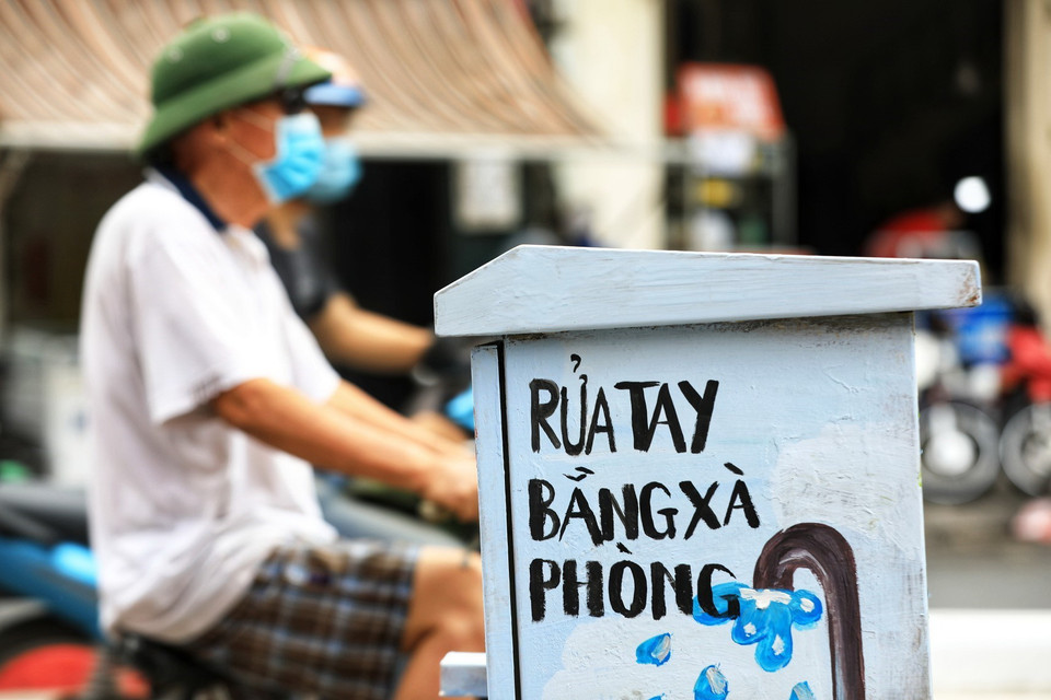 Khẩu hiệu khuyến cáo người dân hãy rửa tay bằng xà phòng để phòng chống dịch COVID-19. (Ảnh: Thành Đạt/TTXVN)