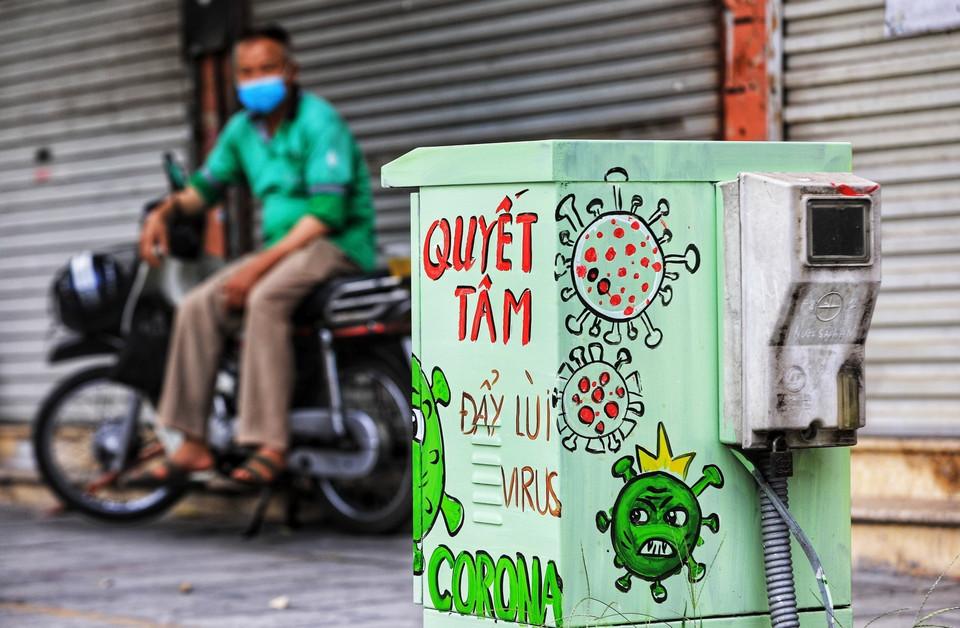 16 bức tranh tuyên truyền đến với người dân cách thức phòng chống và sự nguy hiểm của dịch bệnh. (Ảnh: Thành Đạt/TTXVN)